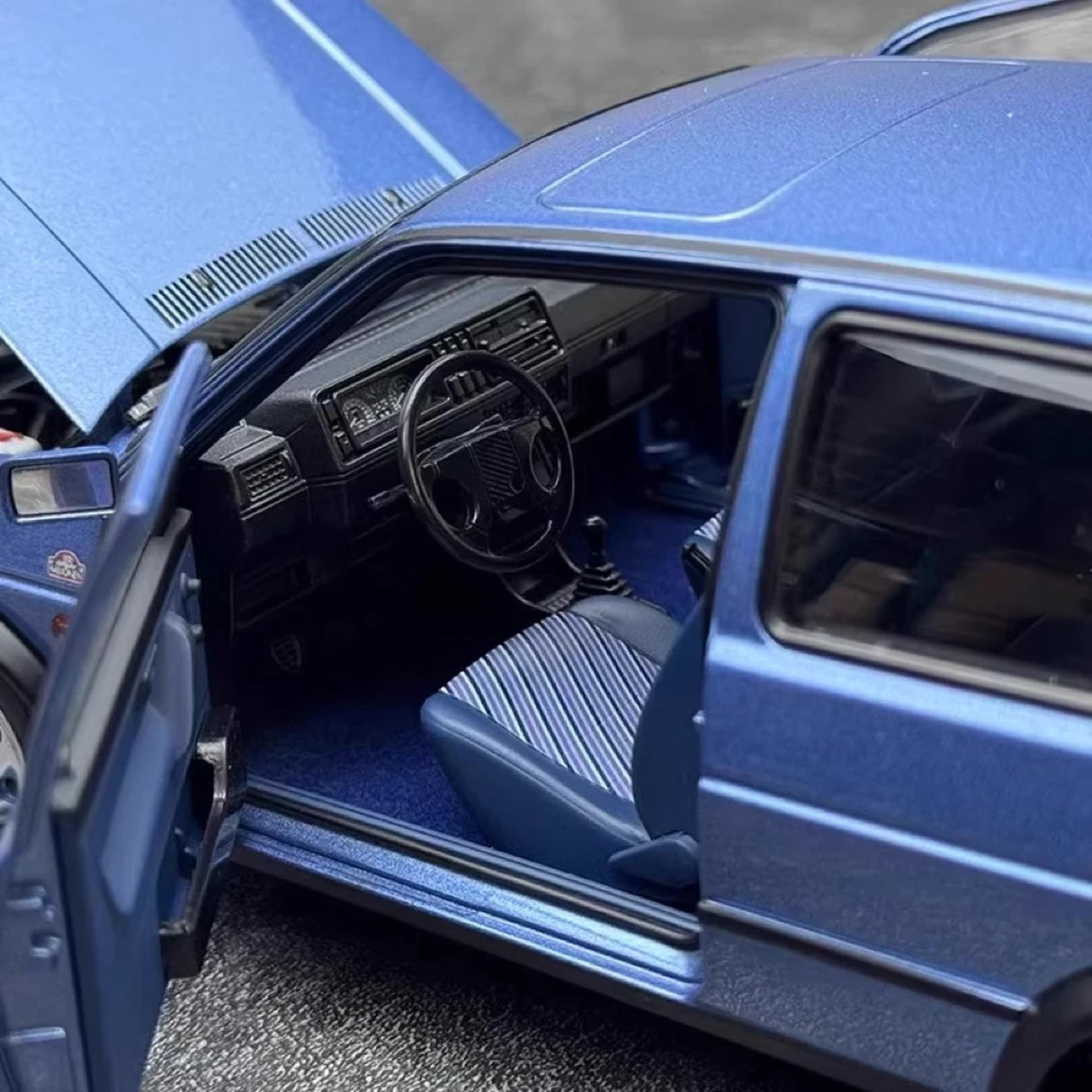 Norev Volkswagen 1988 Golf Blue 1:18 – راتنج نموذجي قابل للجمع