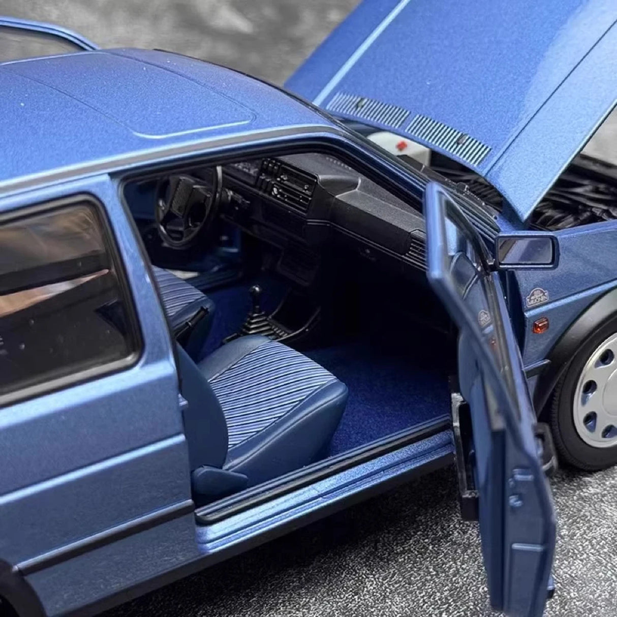 Norev Volkswagen 1988 Golf Blue 1:18 – راتنج نموذجي قابل للجمع