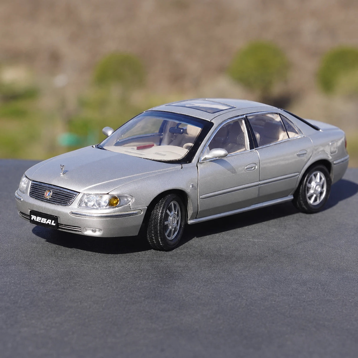 OEM Buick 1997 Regal Silver 1:18 – Collectible Diecast Model Die-Cast