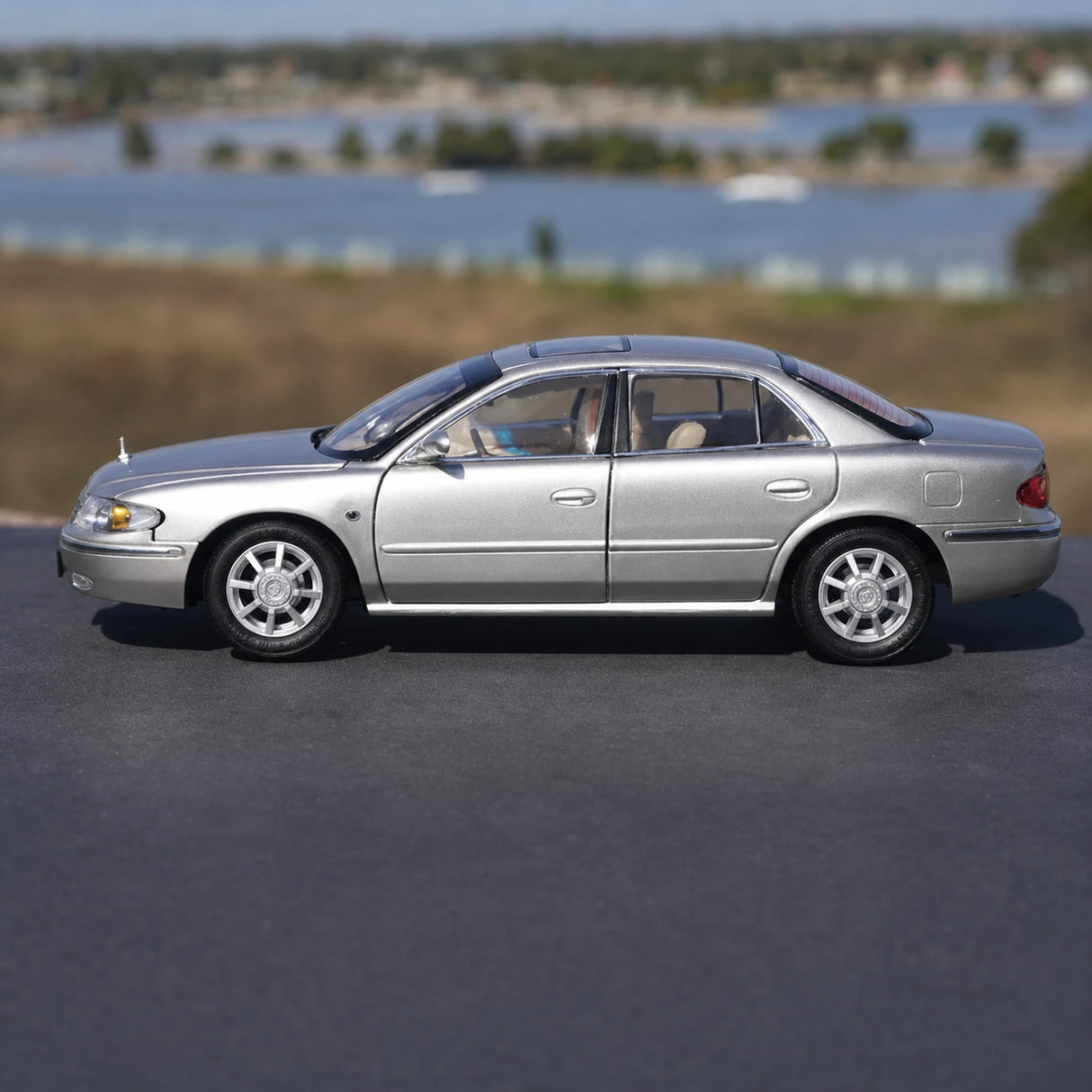 OEM Buick 1997 Regal Silver 1:18 – Collectible Diecast Model Die-Cast