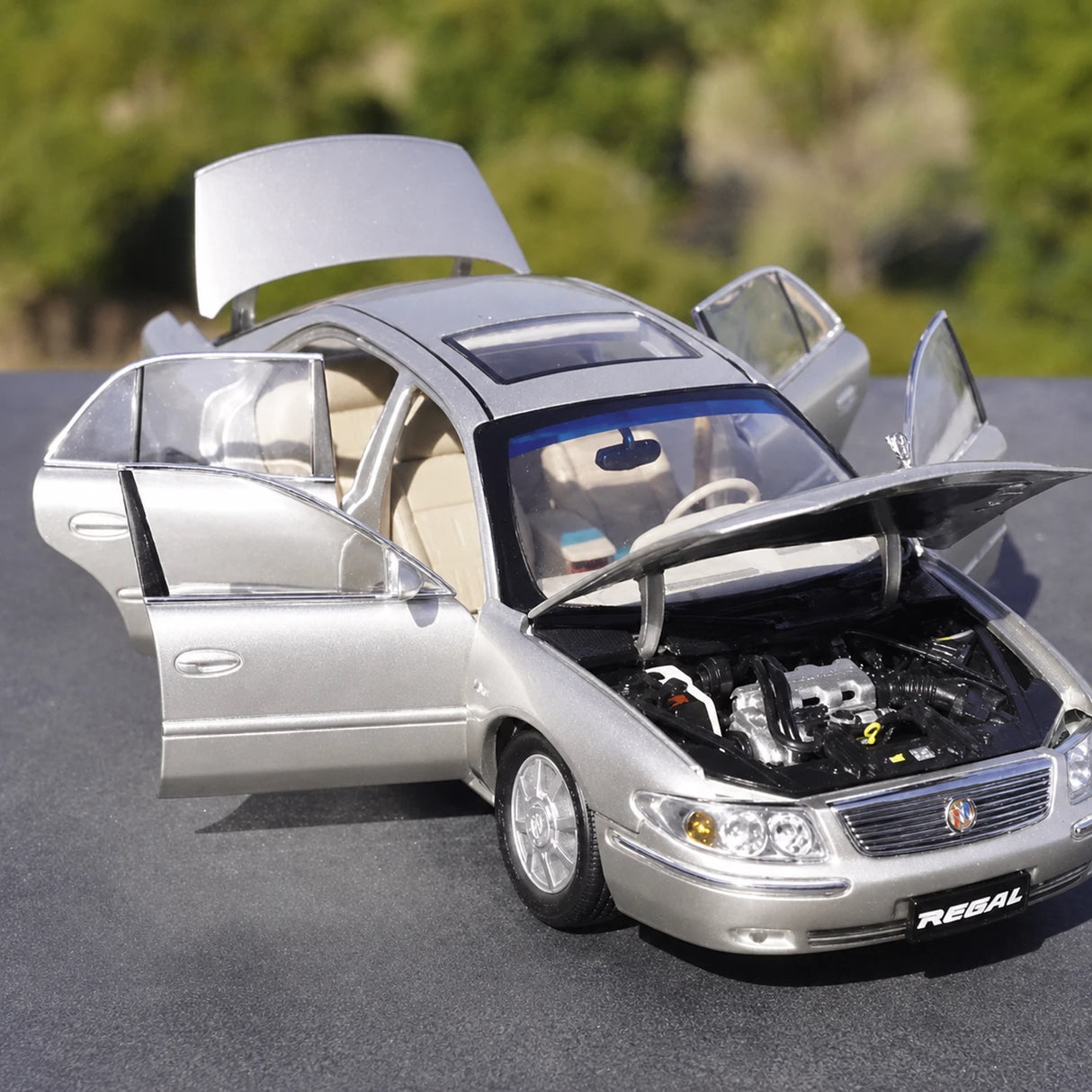 OEM Buick 1997 Regal Silver 1:18 – Collectible Diecast Model Die-Cast