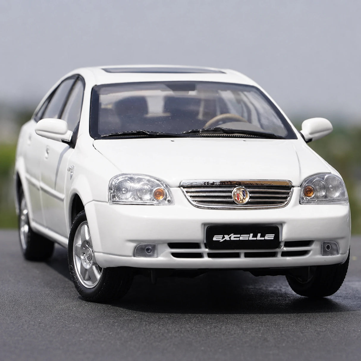 OEM Buick 2003 Excelle White 1:18 – Collectible Diecast Model Die-Cast