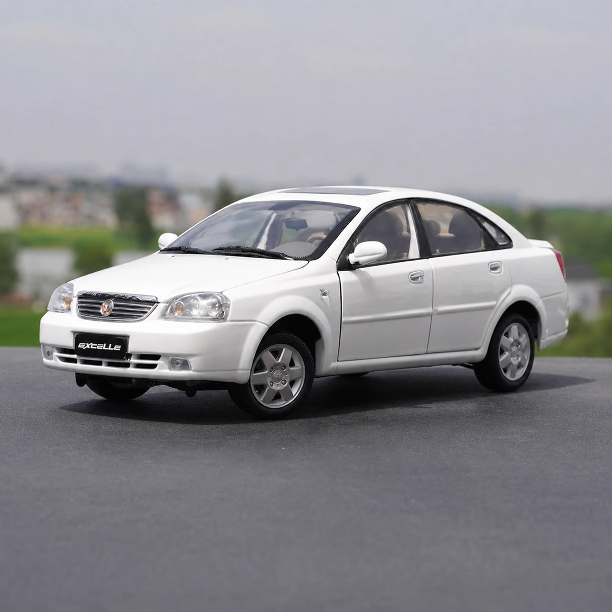 OEM Buick 2003 Excelle White 1:18 – Collectible Diecast Model Die-Cast