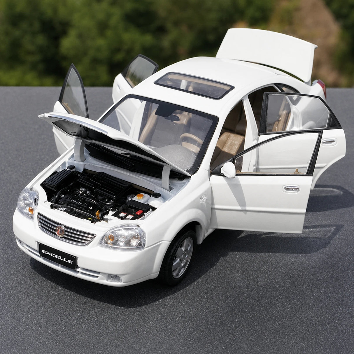 OEM Buick 2003 Excelle White 1:18 – Collectible Diecast Model Die-Cast