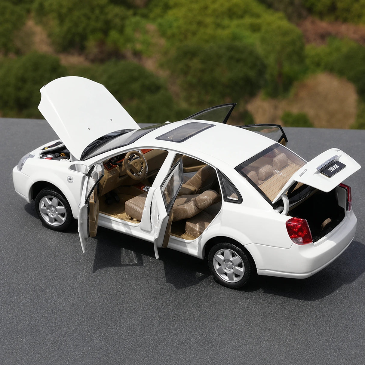 OEM Buick 2003 Excelle White 1:18 – Collectible Diecast Model Die-Cast