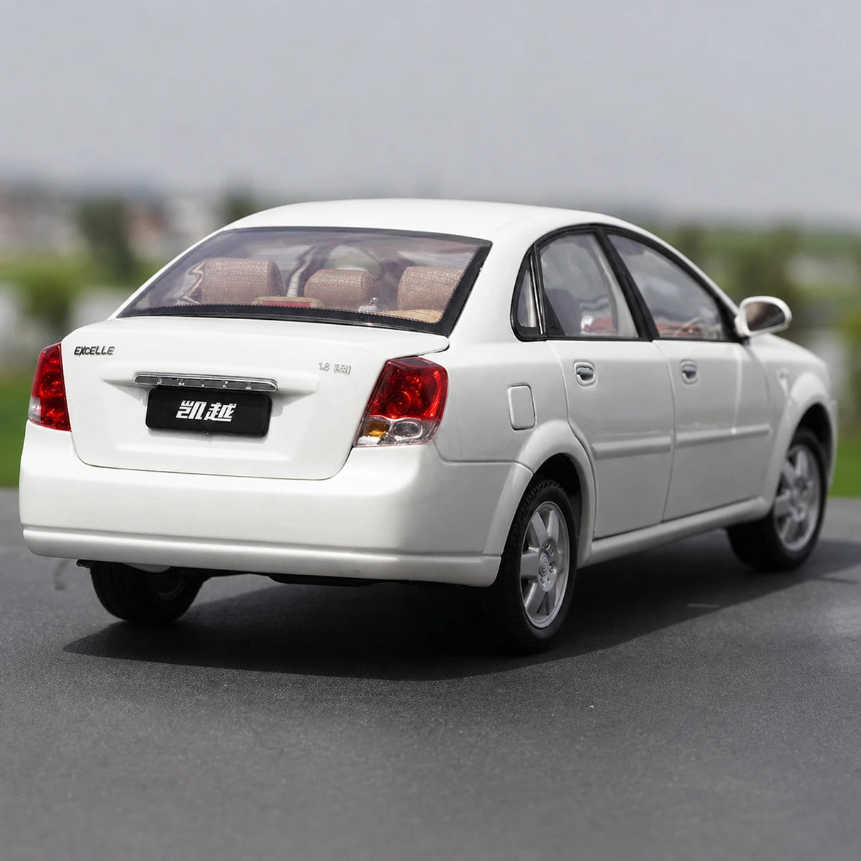 OEM Buick 2003 Excelle White 1:18 – Collectible Diecast Model Die-Cast