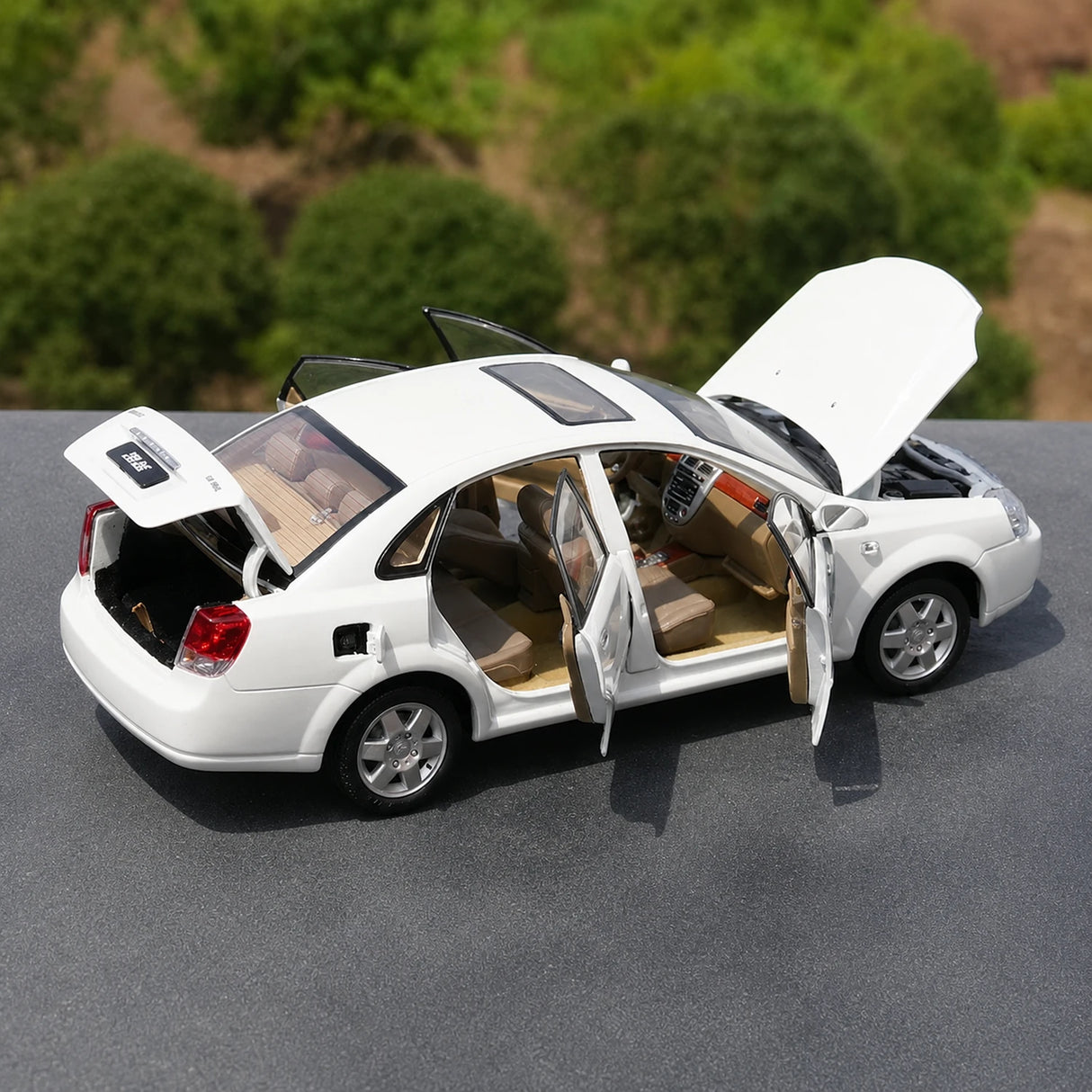 OEM Buick 2003 Excelle White 1:18 – Collectible Diecast Model Die-Cast