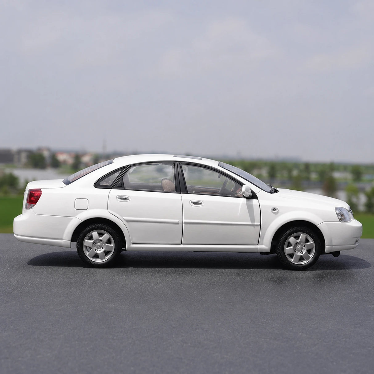 OEM Buick 2003 Excelle White 1:18 – Collectible Diecast Model Die-Cast