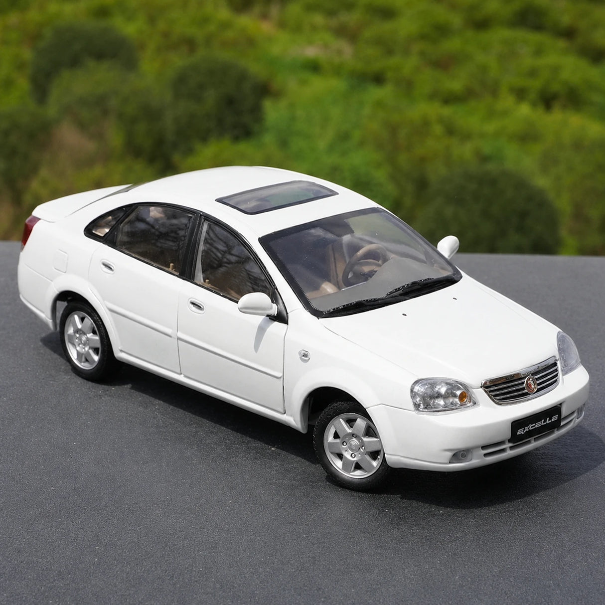 OEM Buick 2003 Excelle White 1:18 – Collectible Diecast Model Die-Cast