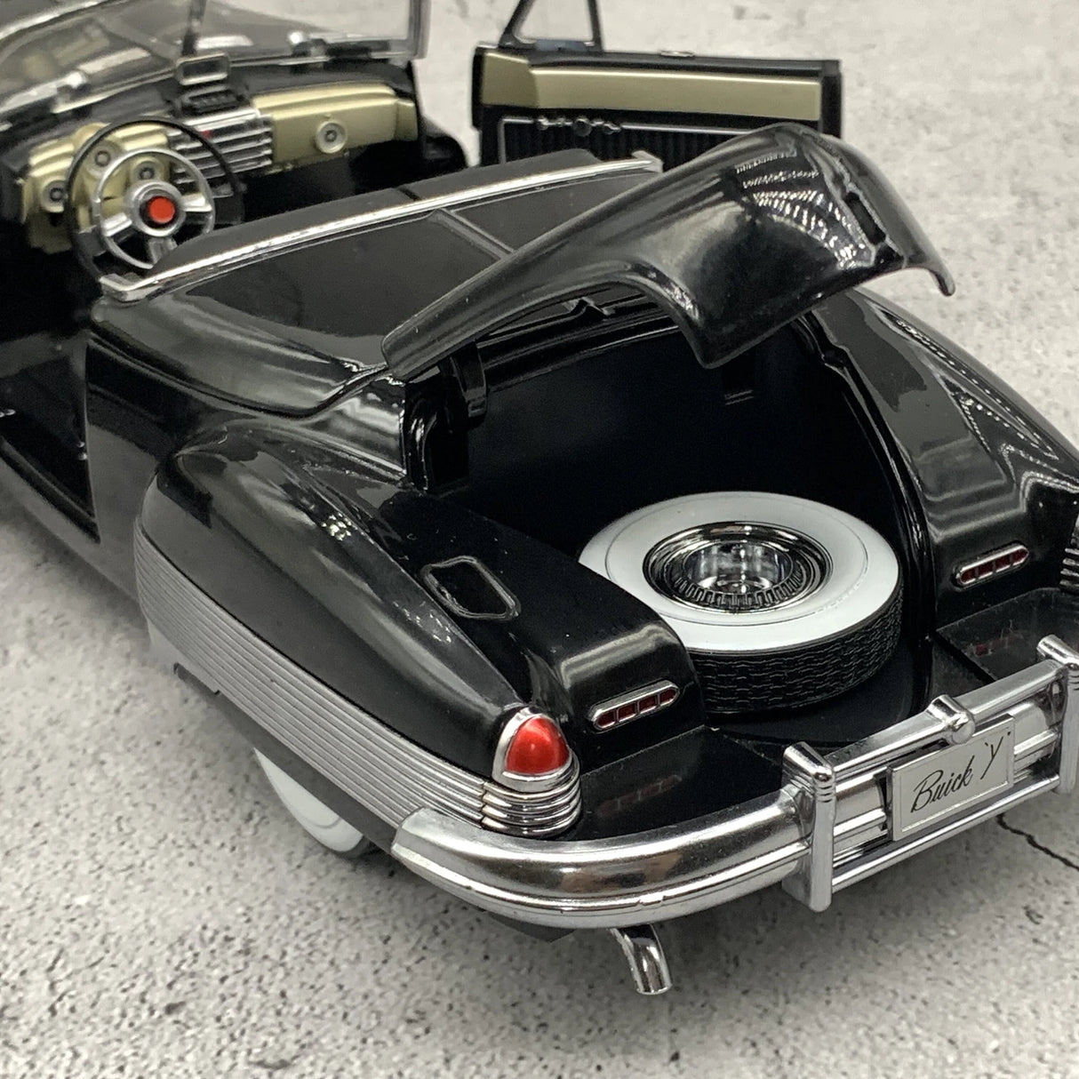 SunStar Buick 1938 Y-Job Black 1:18 – Collectible Diecast Model Die-Cast