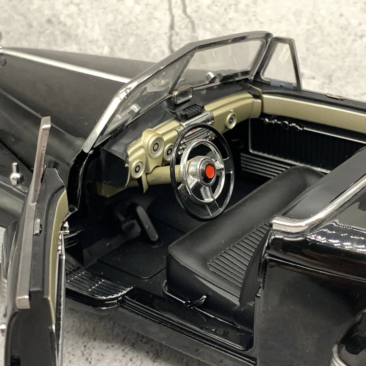 SunStar Buick 1938 Y-Job Black 1:18 – Collectible Diecast Model Die-Cast