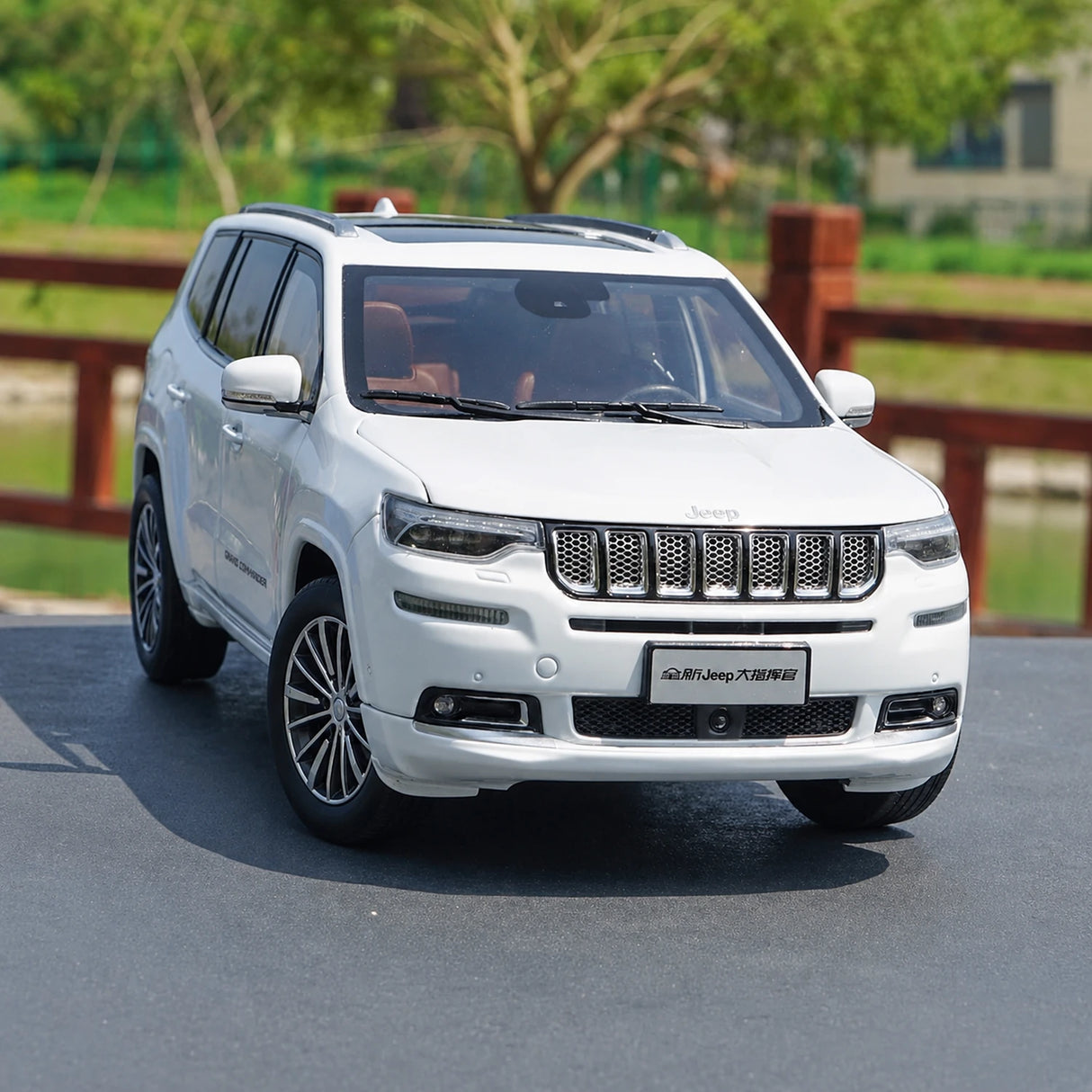 OEM Jeep 2018 Grand Commander White 1:18 – Keräilyesineitä valuvalumalleja