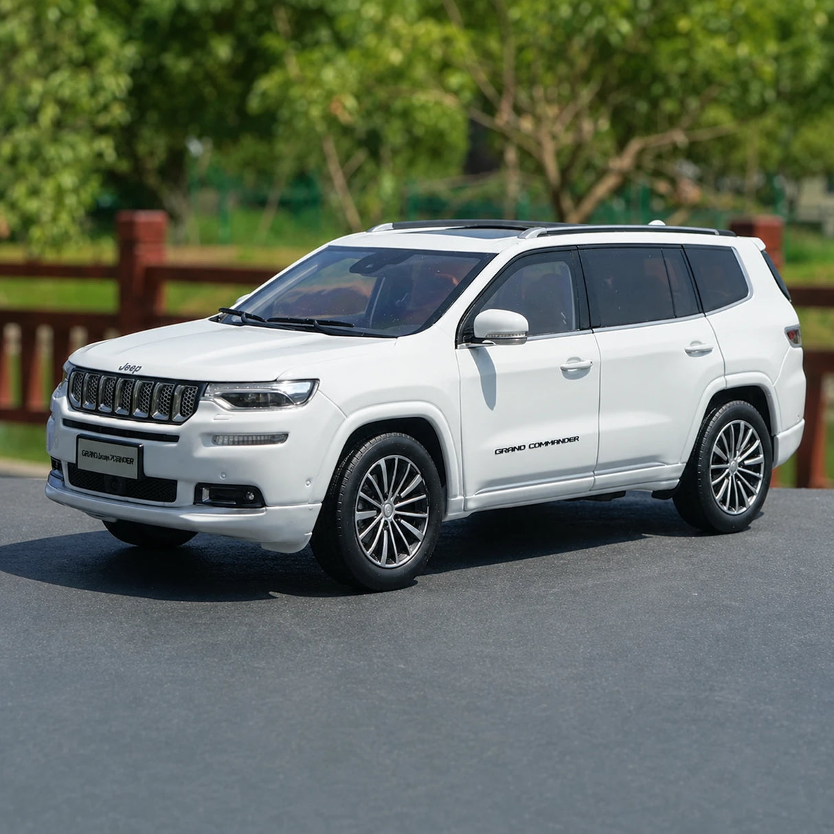 OEM Jeep 2018 Grand Commander White 1:18 – Keräilyesineitä valuvalumalleja