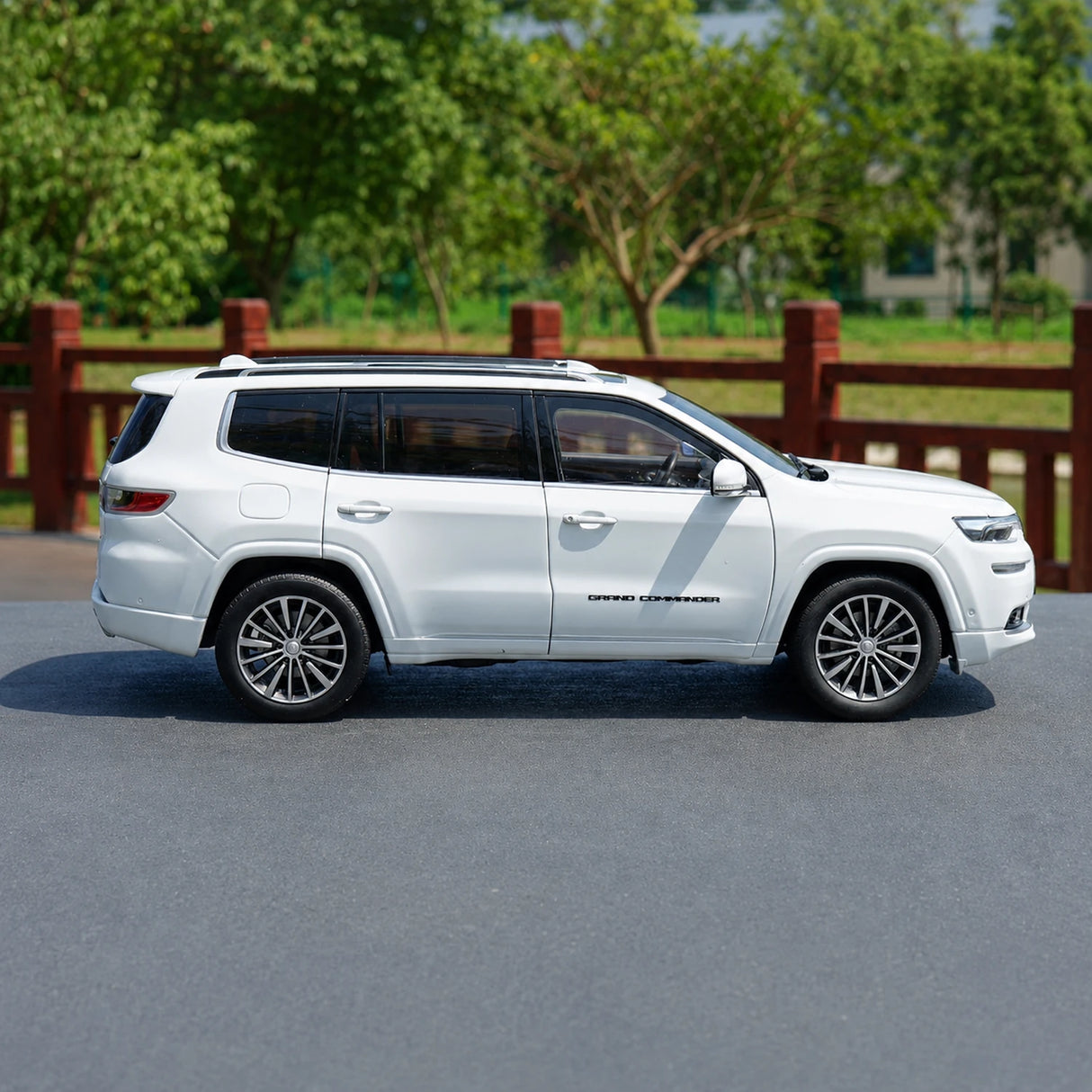 OEM Jeep 2018 Grand Commander White 1:18 – Keräilyesineitä valuvalumalleja