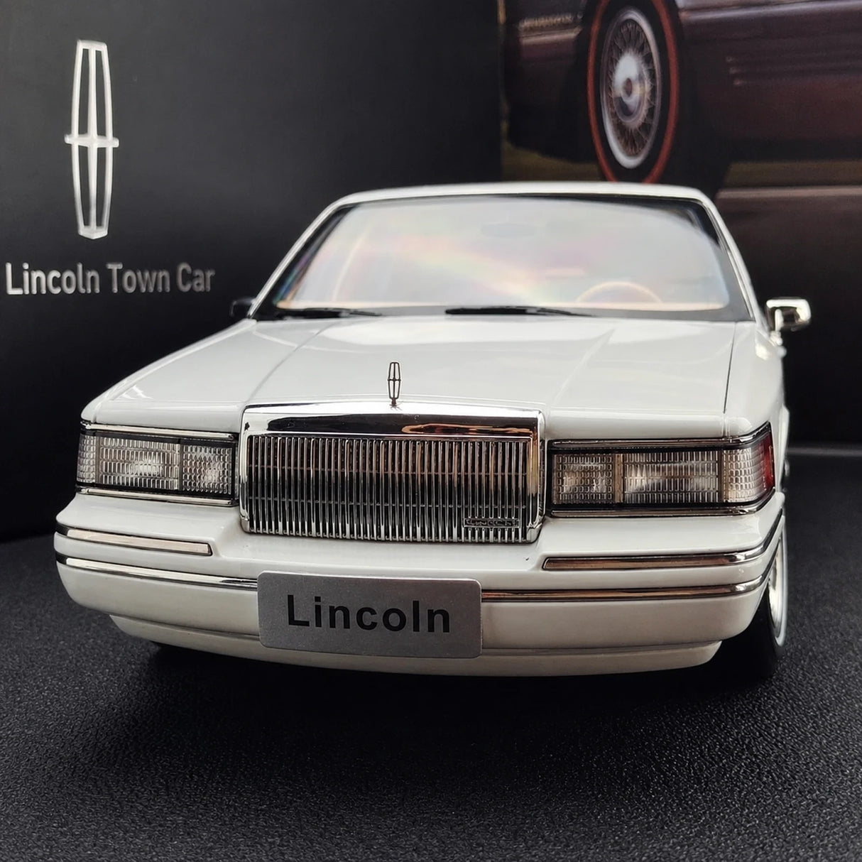 OEM Lincoln 1990 تاون كار وايت 1:18 – نموذج معدني قابل للجمع من القالب المصبوب