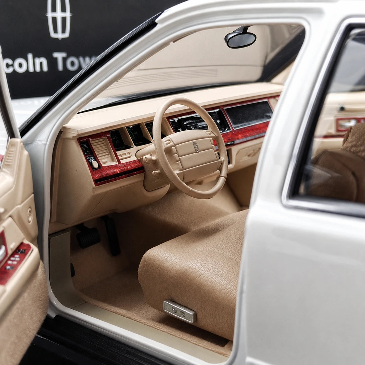OEM Lincoln 1990 تاون كار وايت 1:18 – نموذج معدني قابل للجمع من القالب المصبوب