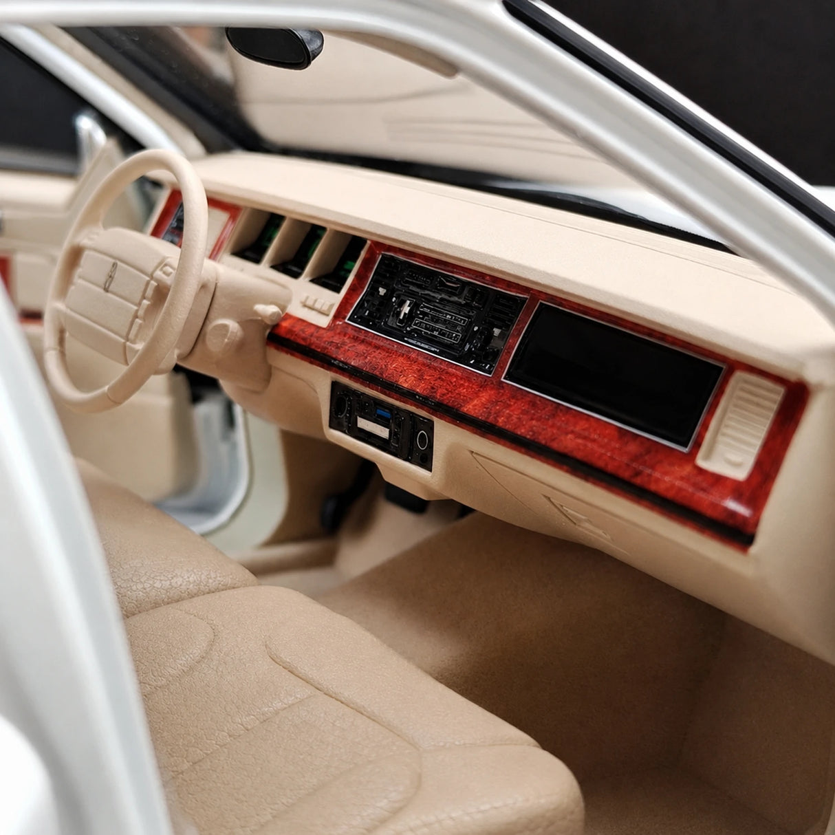 OEM Lincoln 1990 تاون كار وايت 1:18 – نموذج معدني قابل للجمع من القالب المصبوب