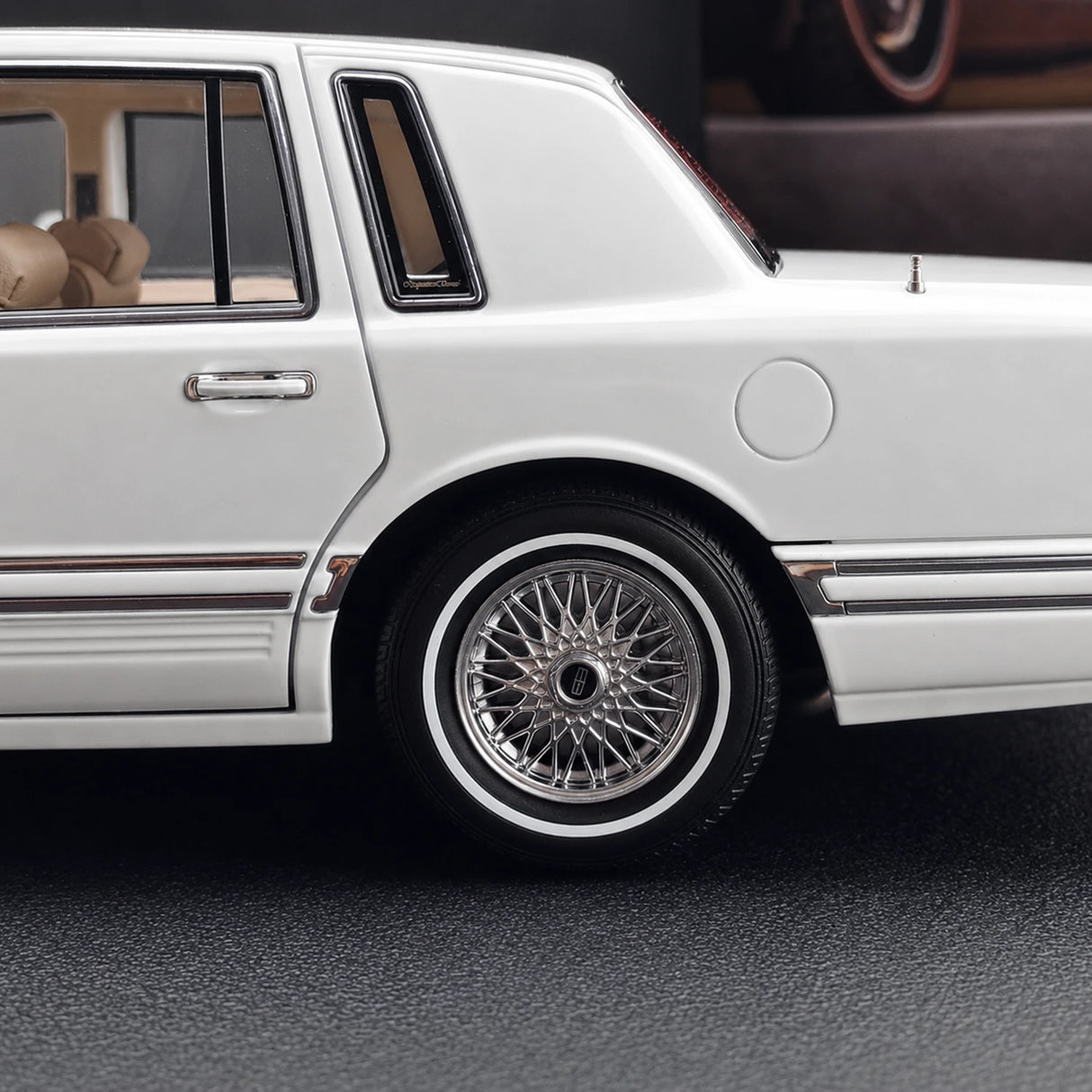 OEM Lincoln 1990 تاون كار وايت 1:18 – نموذج معدني قابل للجمع من القالب المصبوب