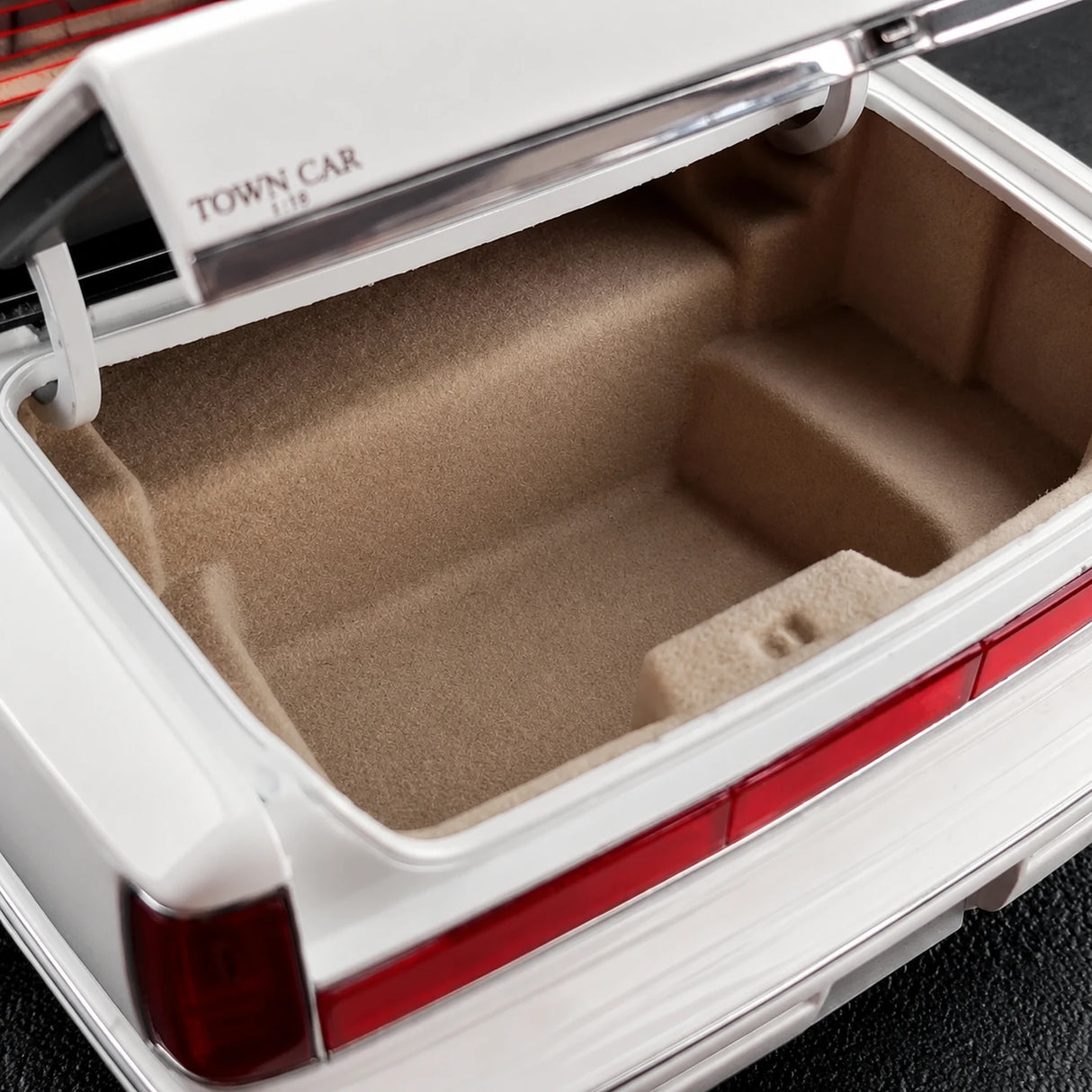 OEM Lincoln 1990 تاون كار وايت 1:18 – نموذج معدني قابل للجمع من القالب المصبوب