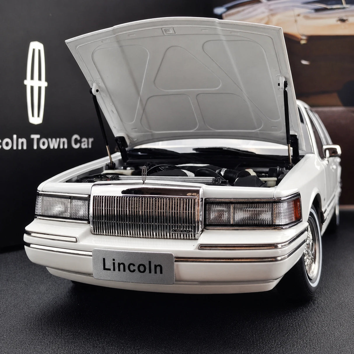 OEM Lincoln 1990 تاون كار وايت 1:18 – نموذج معدني قابل للجمع من القالب المصبوب