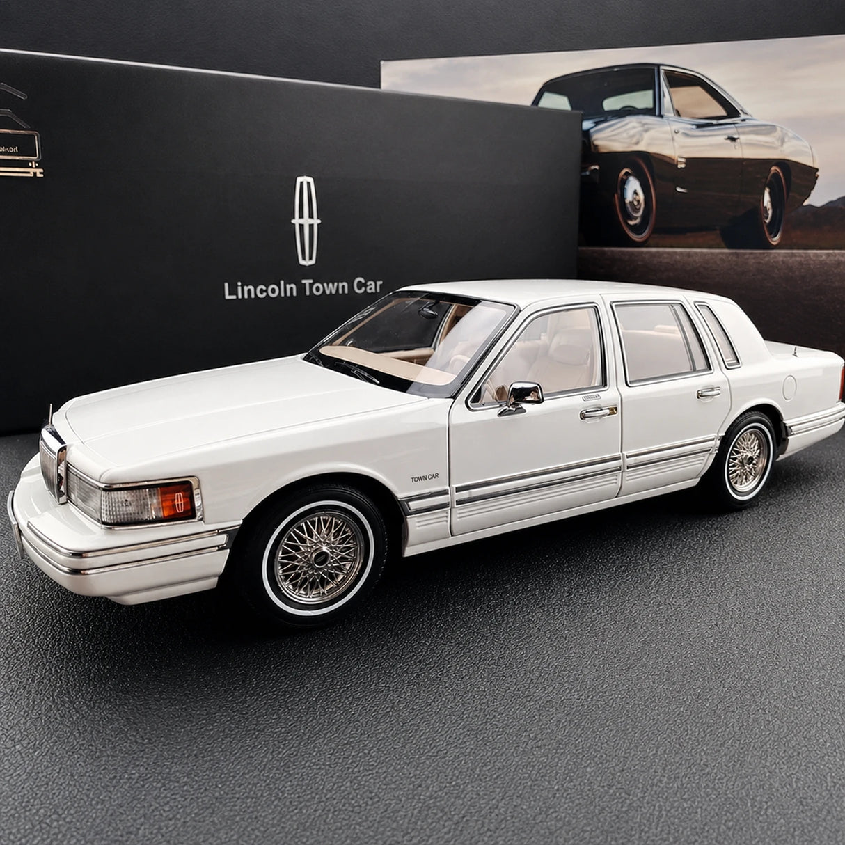 OEM Lincoln 1990 تاون كار وايت 1:18 – نموذج معدني قابل للجمع من القالب المصبوب