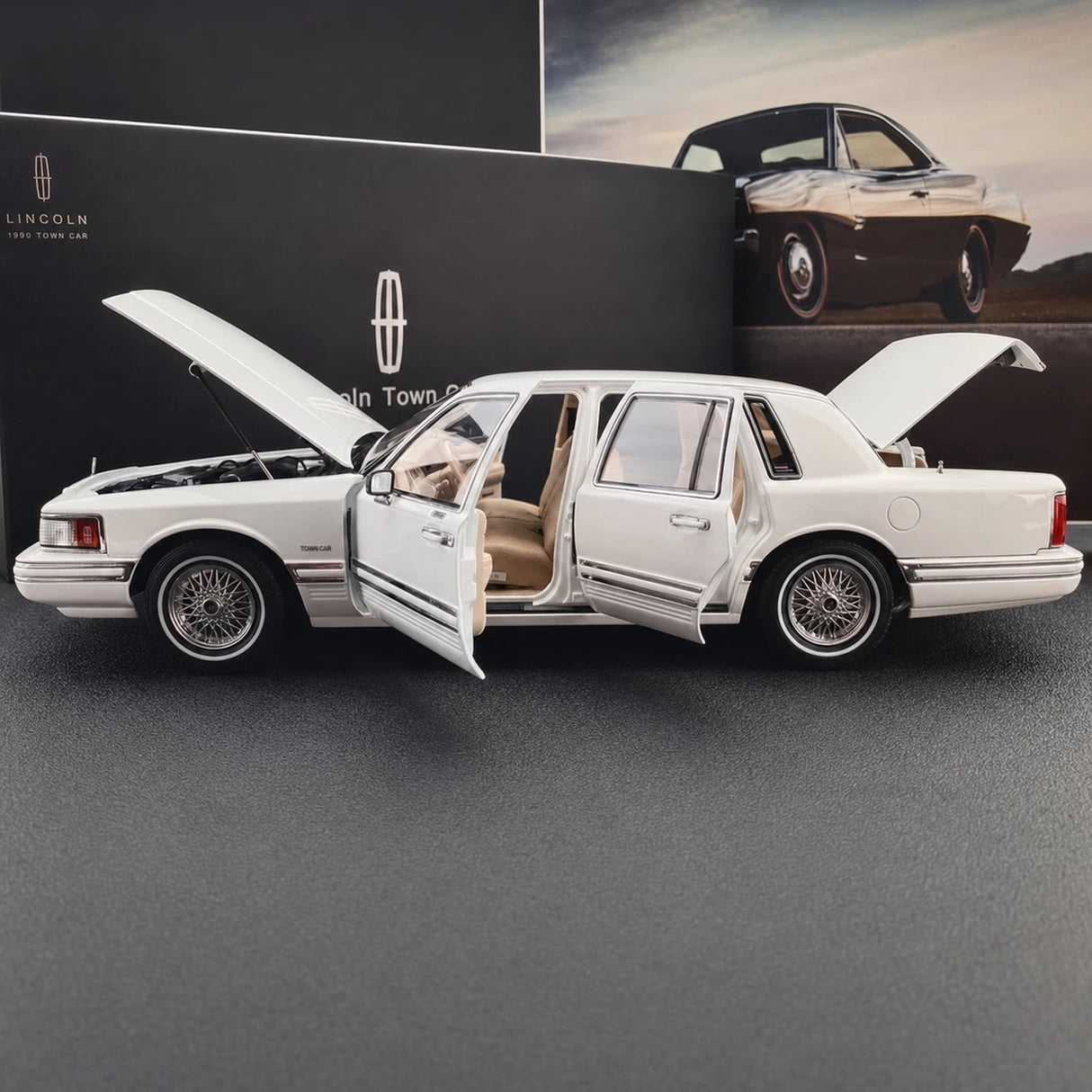 OEM Lincoln 1990 تاون كار وايت 1:18 – نموذج معدني قابل للجمع من القالب المصبوب