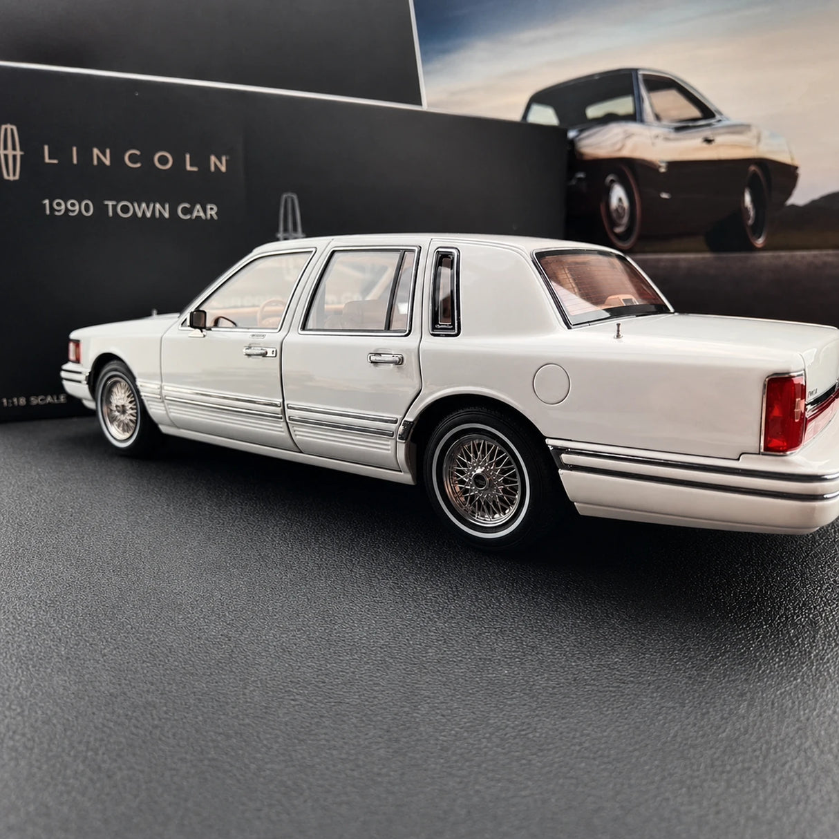 OEM Lincoln 1990 تاون كار وايت 1:18 – نموذج معدني قابل للجمع من القالب المصبوب
