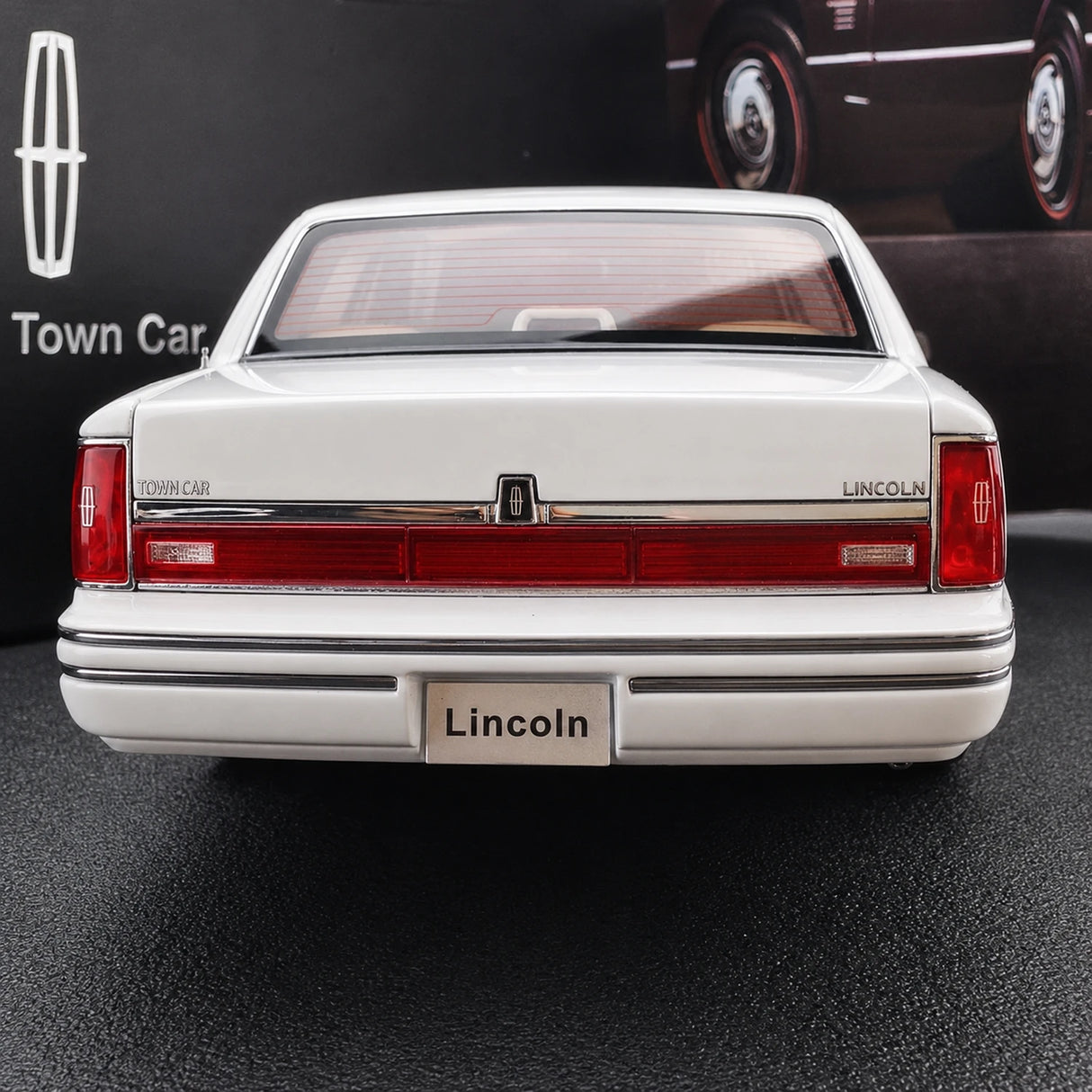 OEM Lincoln 1990 تاون كار وايت 1:18 – نموذج معدني قابل للجمع من القالب المصبوب