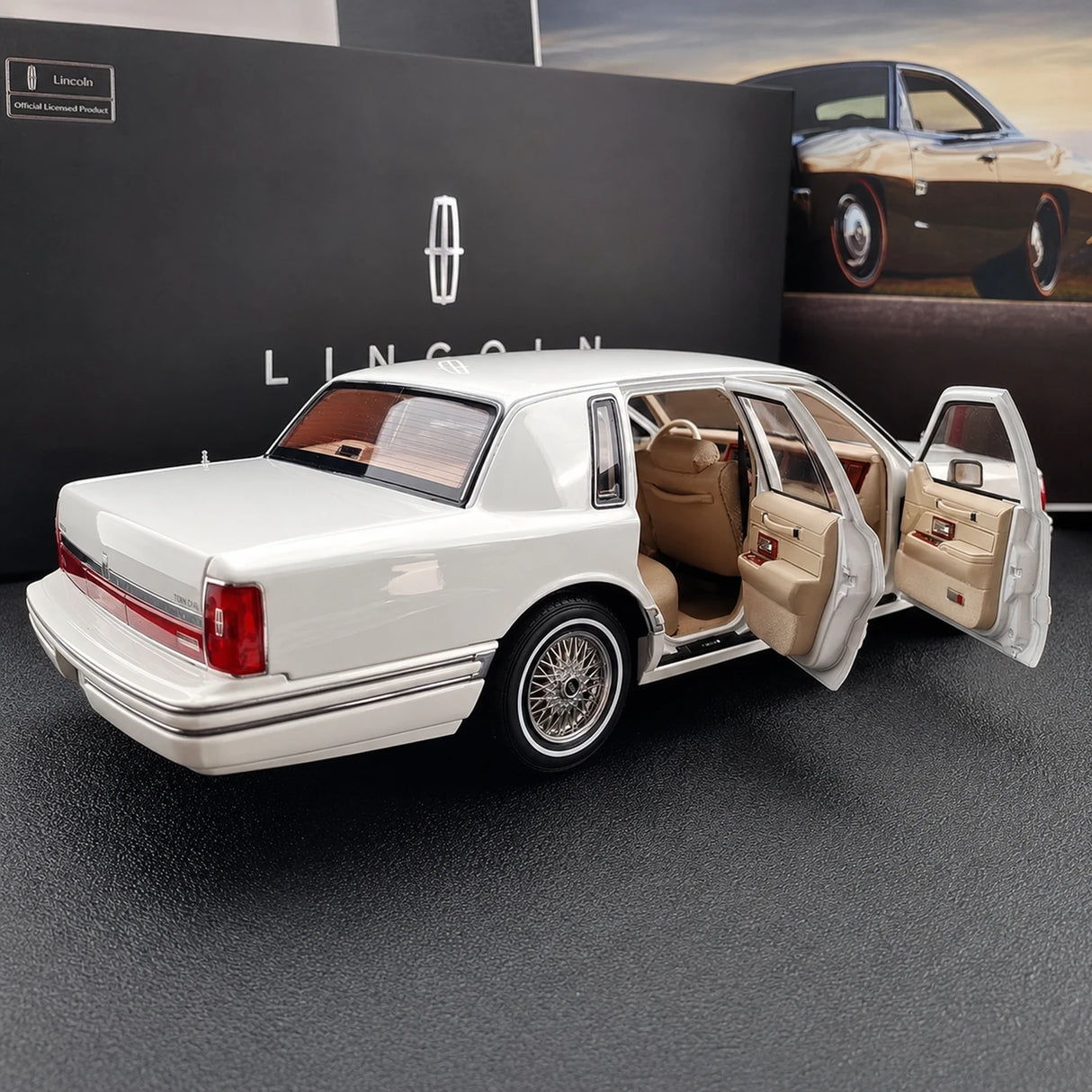 OEM Lincoln 1990 تاون كار وايت 1:18 – نموذج معدني قابل للجمع من القالب المصبوب