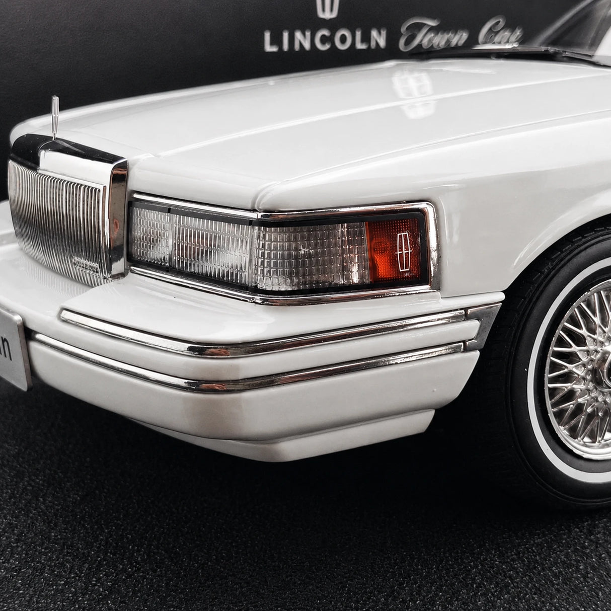 OEM Lincoln 1990 تاون كار وايت 1:18 – نموذج معدني قابل للجمع من القالب المصبوب