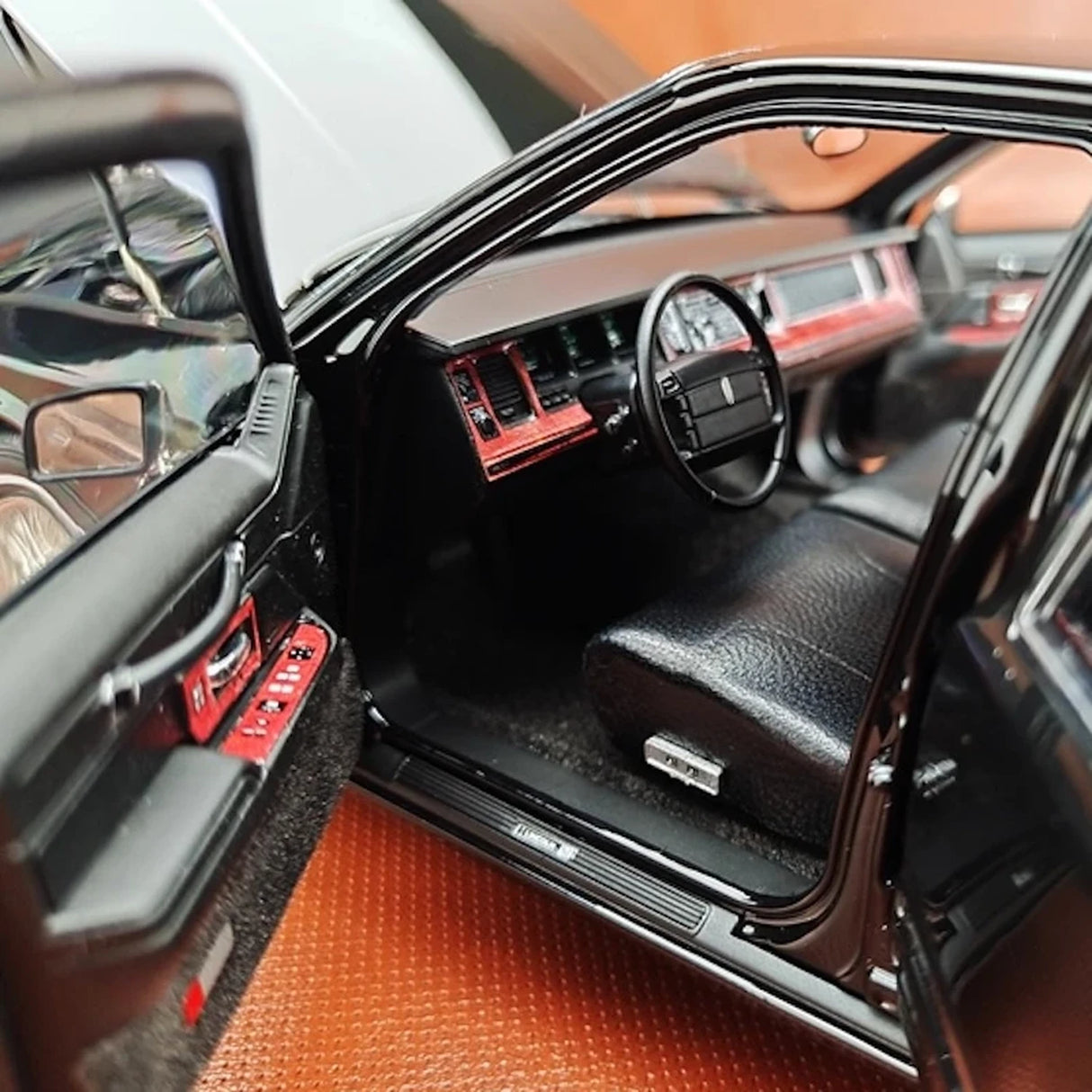 OEM Lincoln 1990 Town Car Black 1:18 – Modelo de metal fundido a presión coleccionable