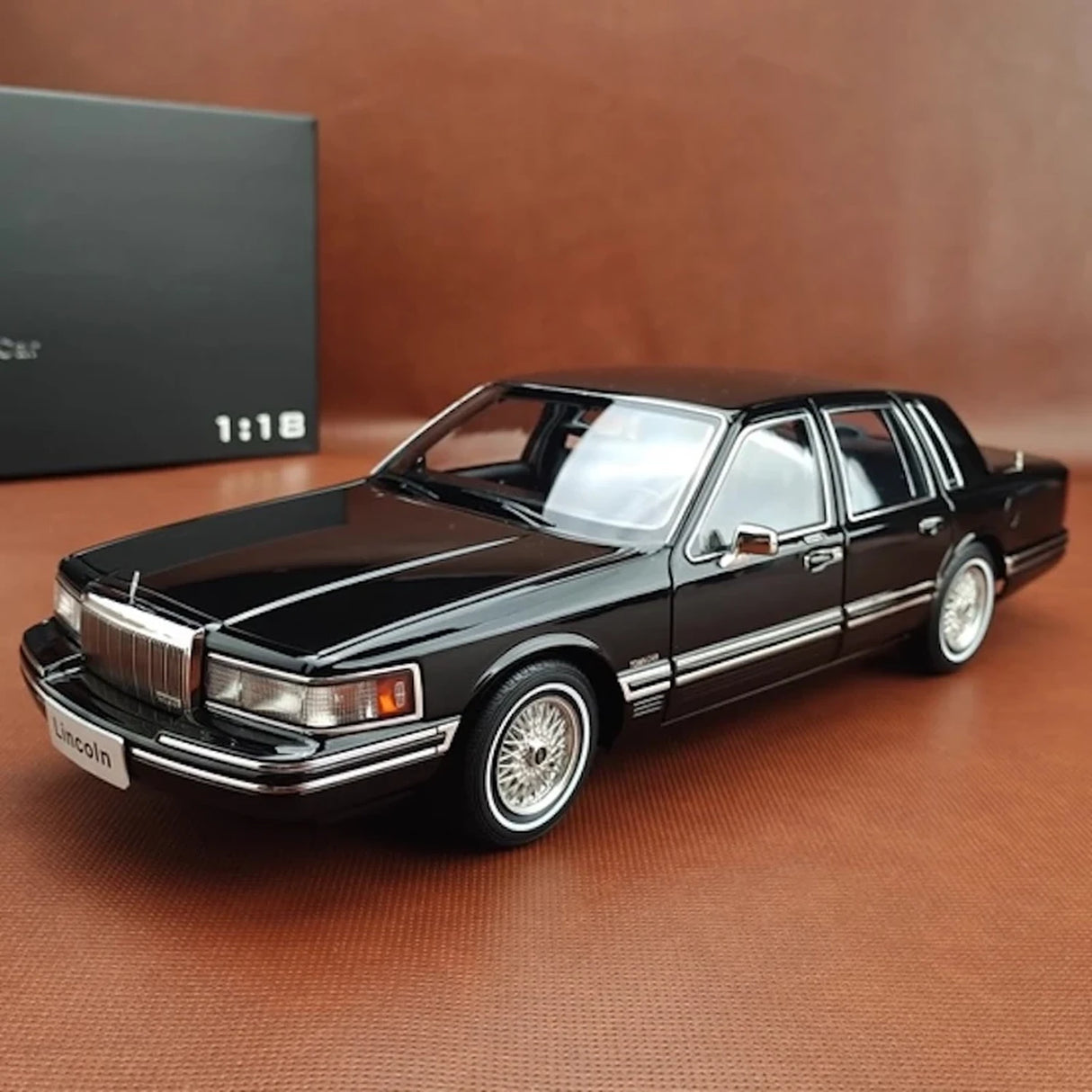 OEM Lincoln 1990 Town Car Black 1:18 – Collectible Diecast Model Die-Cast
