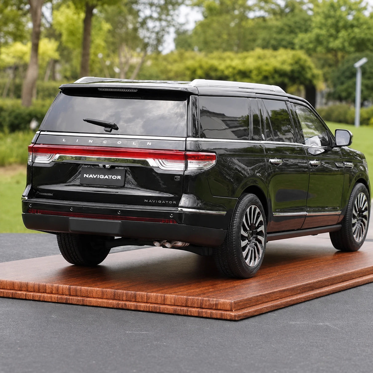 OEM Lincoln 2019 Navigator Black 1:18 – Kolekcjonerski model odlewany z odlewu