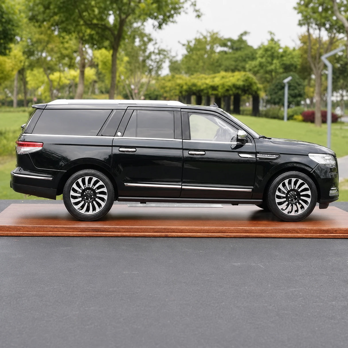 OEM Lincoln 2019 Navigator Black 1:18 – Kolekcjonerski model odlewany z odlewu