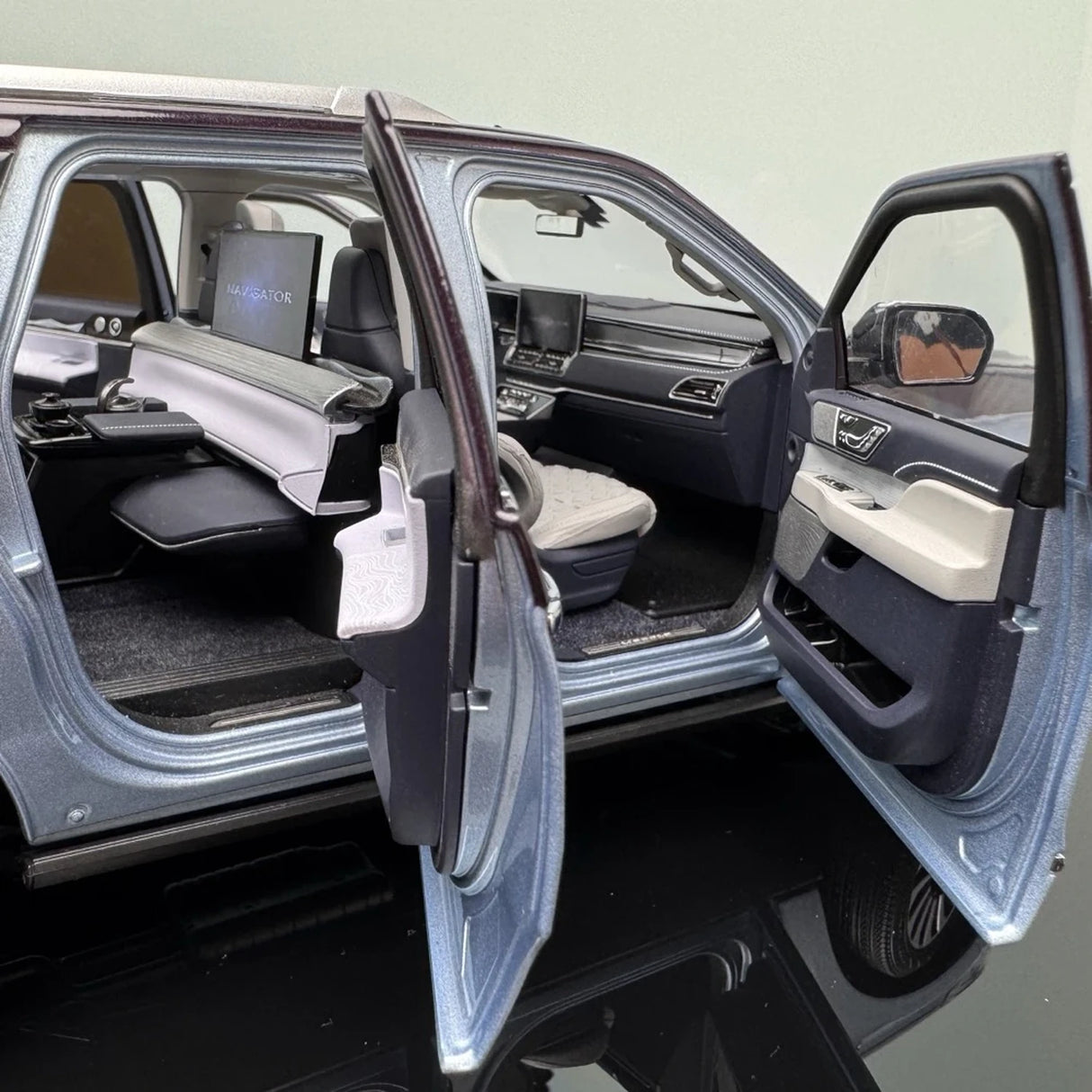 OEM Lincoln 2019 نافيجيتور بلو 1:18 – نموذج معدني قابل للجمع من القالب المصبوب