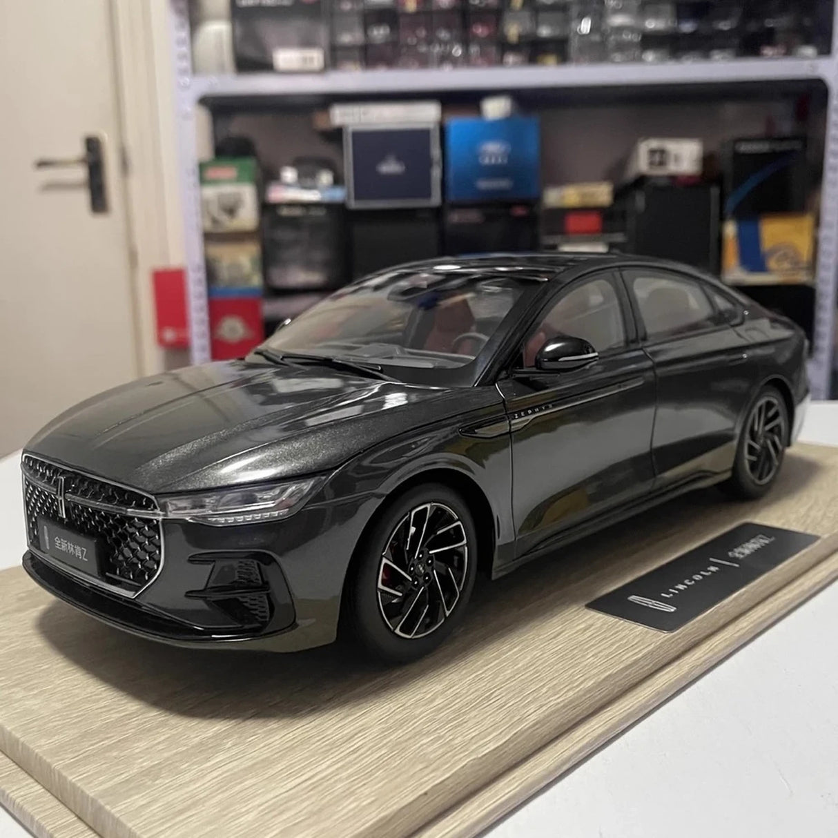 OEM Lincoln 2022 زيفير جراي 1:18 – نموذج معدني قابل للجمع من القالب المصبوب