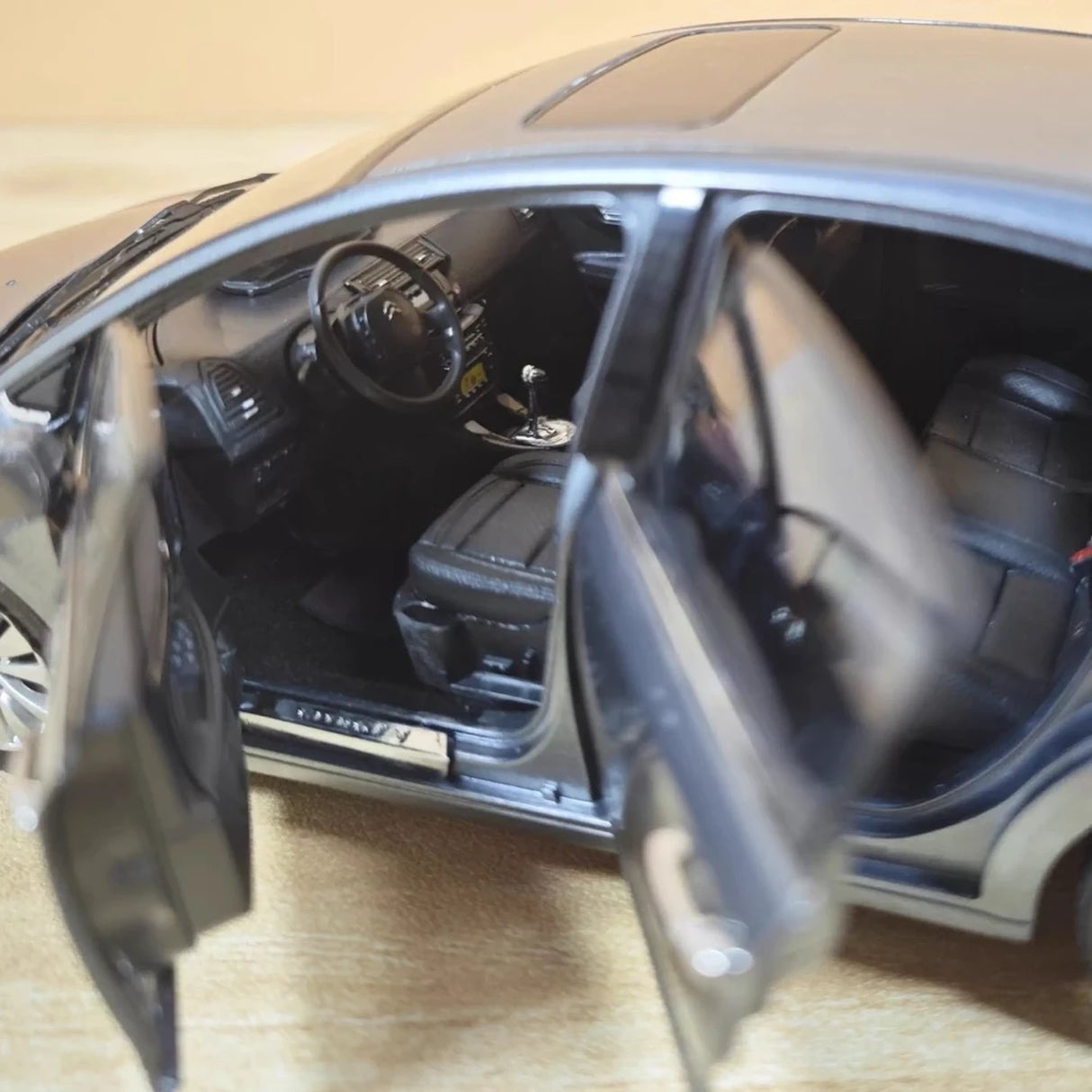 OEM Citroen 2013 سي-كوتري سيغا جراي 1:18 – نموذج معدني قابل للجمع من القالب المصبوب