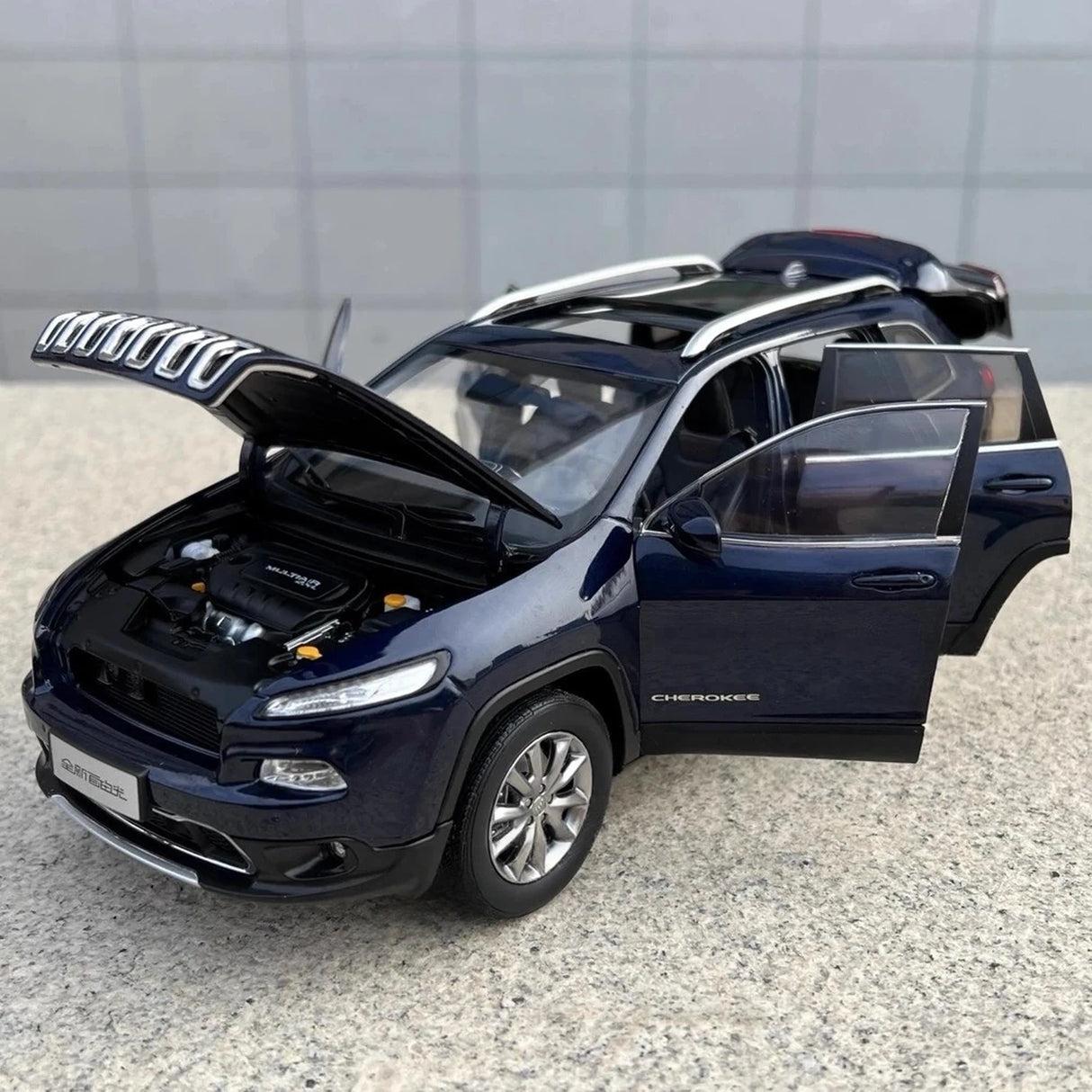 OEM Jeep 2017 Cherokee Blue 1:18 – kolekcjonerski model odlewany z metalu