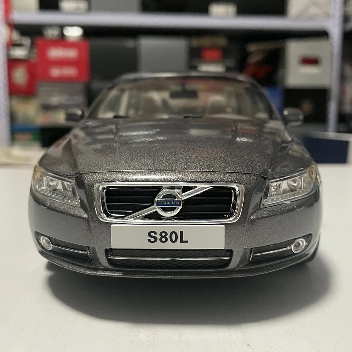 OEM Volvo 2009 S80L Gray 1:18 – Kolekcjonarski model odlewany