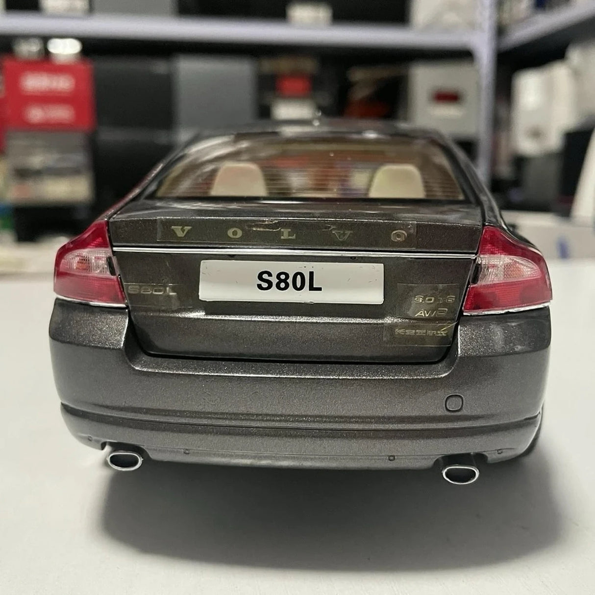 OEM Volvo 2009 S80L Gray 1:18 – Kolekcjonarski model odlewany