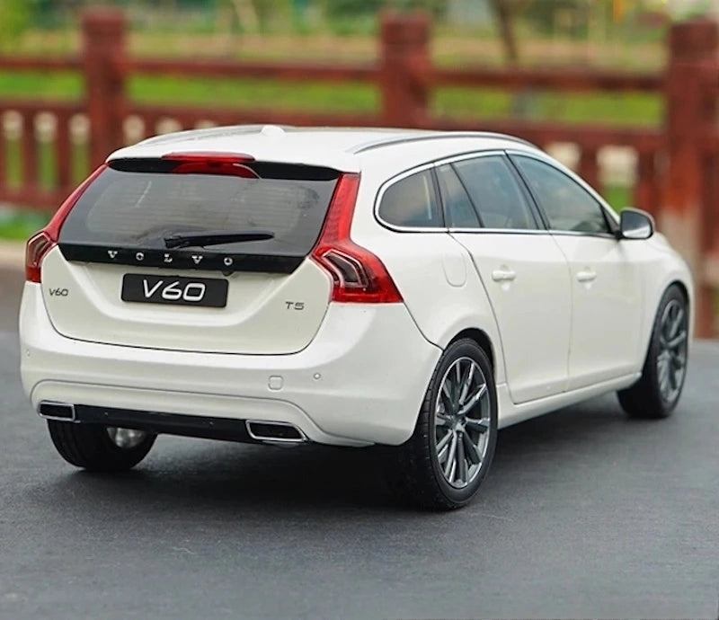 OEM Volvo 2014 V60 White 1:18 – Kolekcjonerski model odlewany