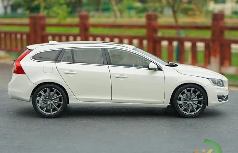 OEM Volvo 2014 V60 White 1:18 – Kolekcjonerski model odlewany