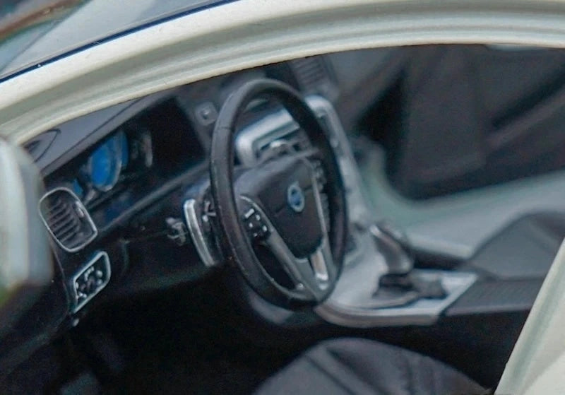 OEM Volvo 2014 V60 White 1:18 – Kolekcjonerski model odlewany