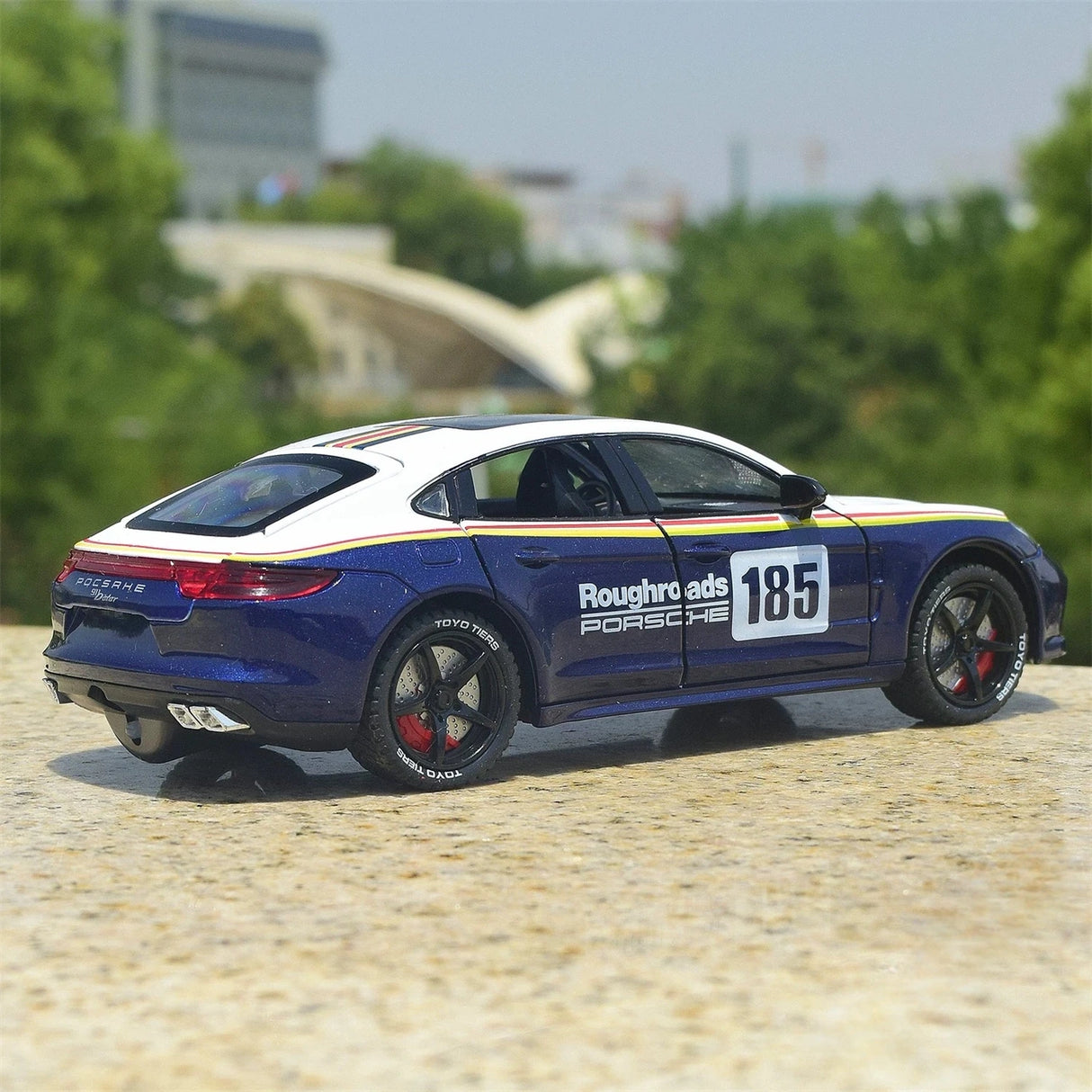 Porsche 2021 Panamera Turbo S blauw 1:24 – diecast displaymodel