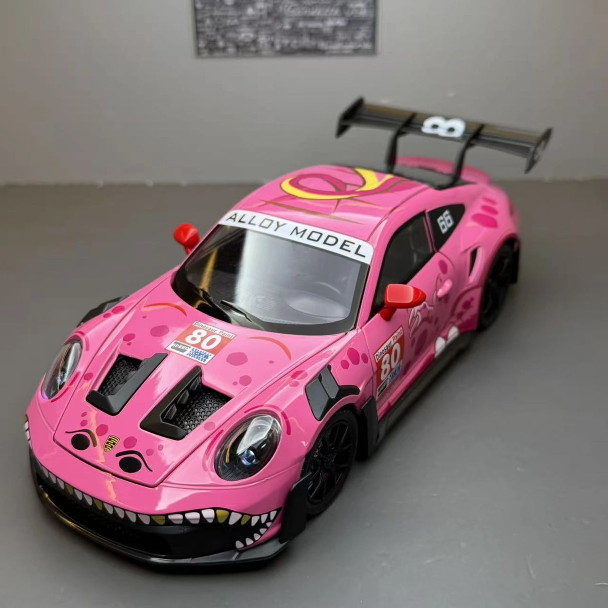 Porsche 2023 911 GT3 RS T-Rex Livery roze #80 1:24 diecast displaymodel - aanzicht 3
