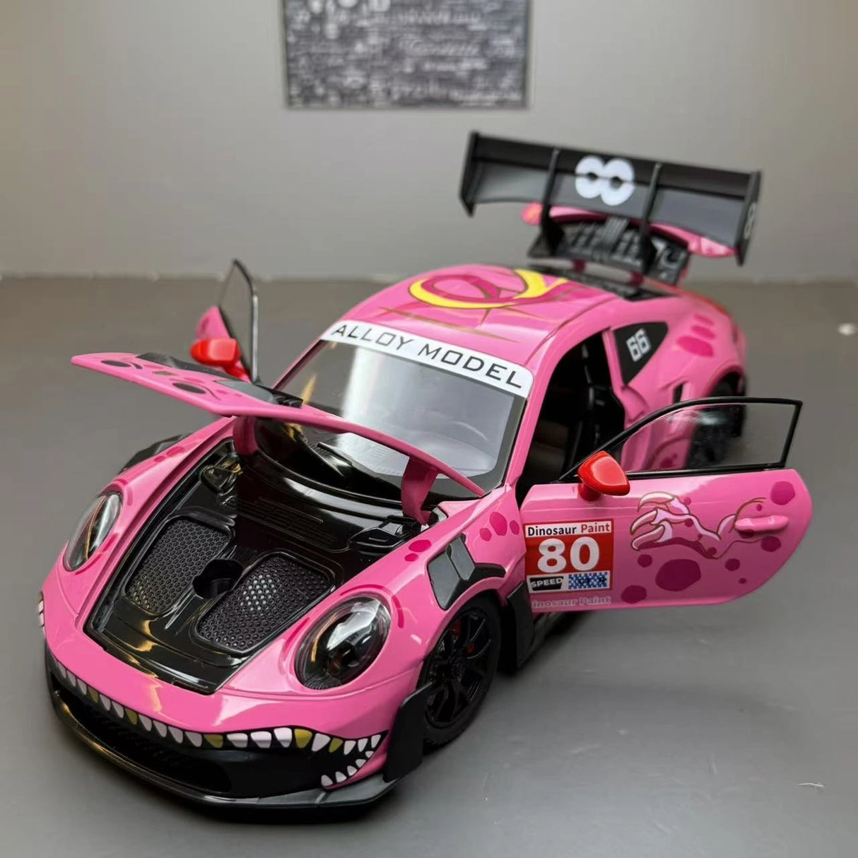 Porsche 2023 911 GT3 RS T-Rex Livery roze #80 1:24 diecast displaymodel - aanzicht 4