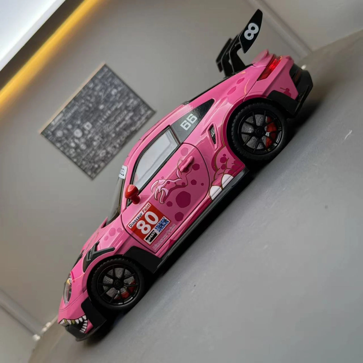 Porsche 2023 911 GT3 RS T-Rex Livery roze #80 1:24 diecast displaymodel - aanzicht 5