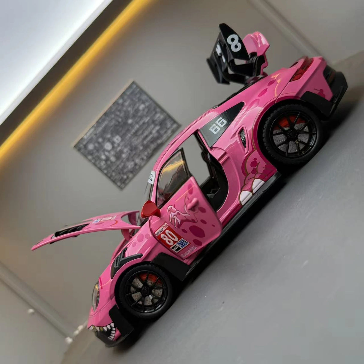 Porsche 2023 911 GT3 RS T-Rex Livery roze #80 1:24 diecast displaymodel - aanzicht 6