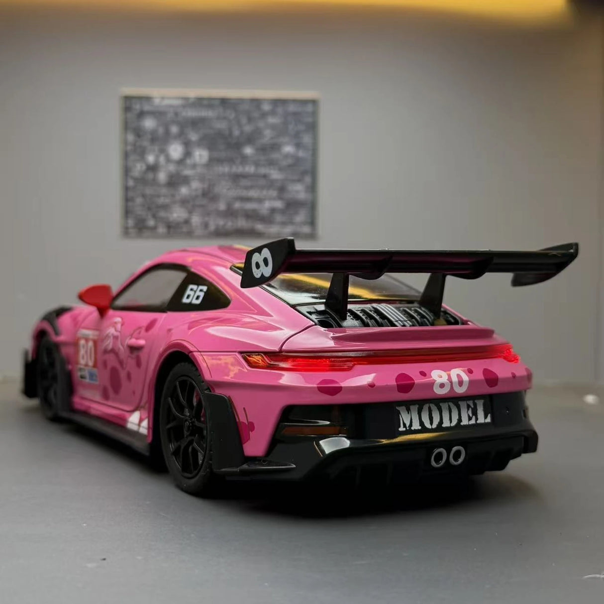 Porsche 2023 911 GT3 RS T-Rex Livery roze #80 1:24 diecast displaymodel - aanzicht 7