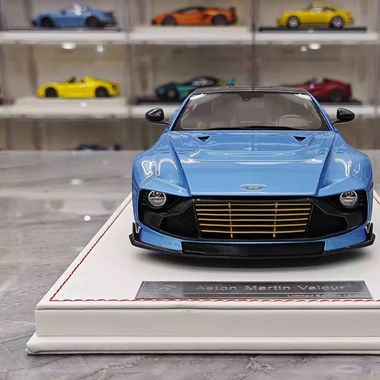 Runner Aston Martin 2023 Valour Blue 1:18 – Sammelobjekt-Resin-Modellharz